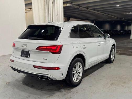 Glacier White Metallic 2023 Audi Q5 45 S line Premium