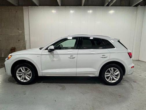 Glacier White Metallic 2023 Audi Q5 45 S line Premium