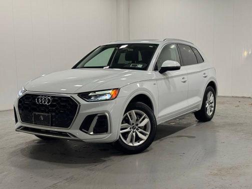 Glacier White Metallic 2023 Audi Q5 45 S line Premium