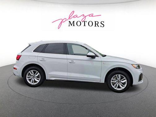Glacier White Metallic 2023 Audi Q5 45 S line Premium