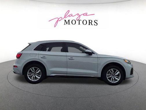 Glacier White Metallic 2023 Audi Q5 45 S line Premium