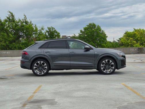 Daytona Gray Pearl Effect 2026 Audi Q8 55 Premium Plus