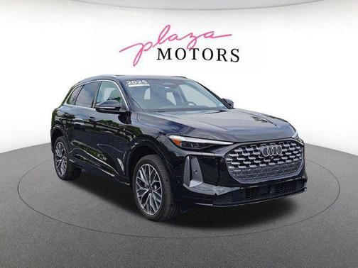 Mythos Black Metallic 2025 Audi Q5 Premium Plus TFSI quattro S tronic