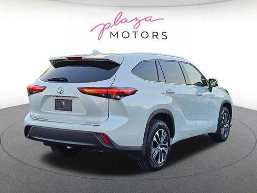 Blizzard Pearl 2021 Toyota Highlander XLE
