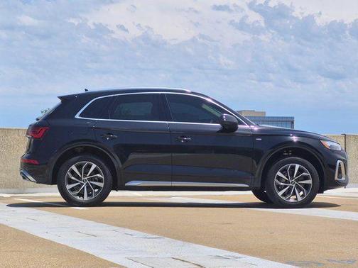 Mythos Black Metallic 2023 Audi Q5 45 S line Premium