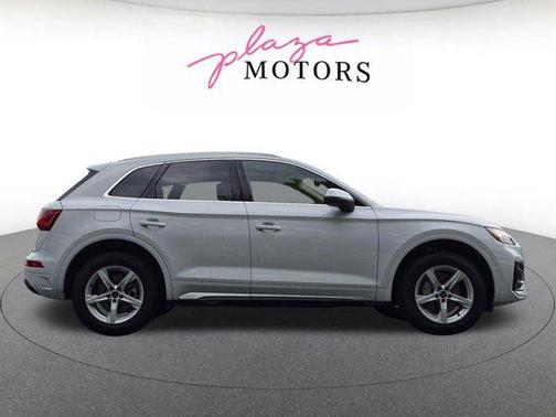 Glacier White Metallic 2023 Audi Q5 40 Premium