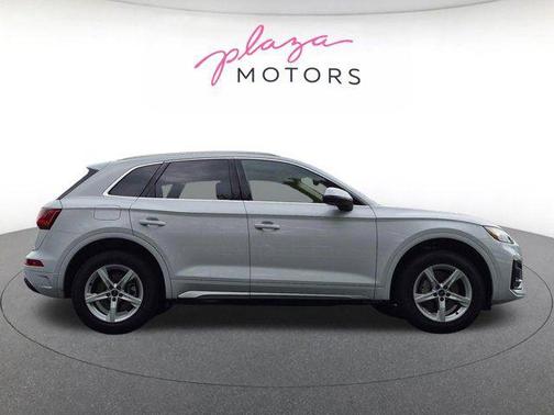 Glacier White Metallic 2023 Audi Q5 40 Premium