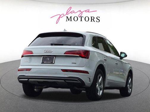 Glacier White Metallic 2023 Audi Q5 40 Premium