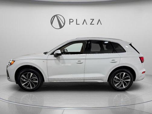 Glacier White Metallic 2023 Audi Q5 45 S line Premium