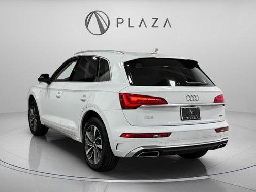 Glacier White Metallic 2023 Audi Q5 45 S line Premium