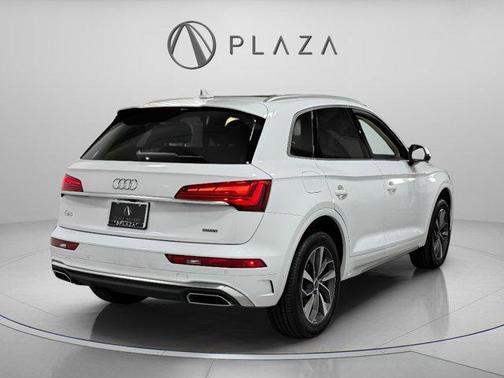 Glacier White Metallic 2023 Audi Q5 45 S line Premium