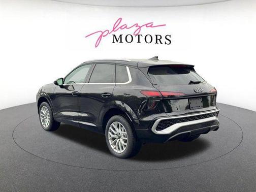Mythos Black Metallic 2026 Audi Q3 TFSI quattro S tronic