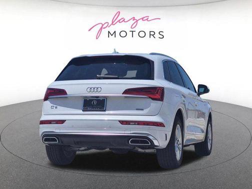 Glacier White Metallic 2023 Audi Q5 45 S line Premium