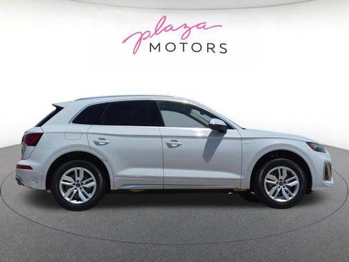 Glacier White Metallic 2023 Audi Q5 45 S line Premium