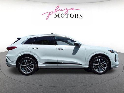 Glacier White Metallic 2025 Audi Q5 Premium TFSI quattro S tronic