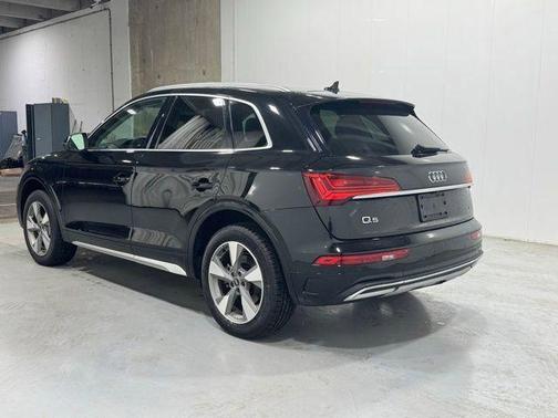 Mythos Black Metallic 2023 Audi Q5 40 Premium
