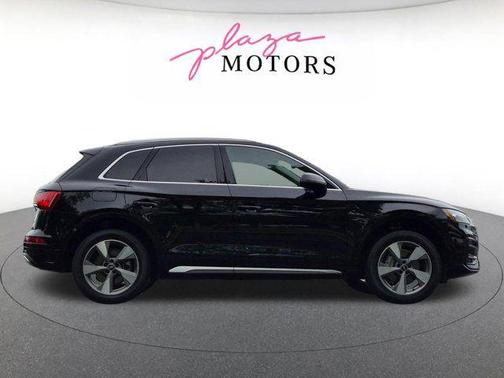 Mythos Black Metallic 2023 Audi Q5 40 Premium