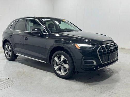 Mythos Black Metallic 2023 Audi Q5 40 Premium