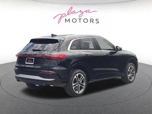 Mythos Black Metallic 2026 Audi Q3 TFSI quattro S tronic