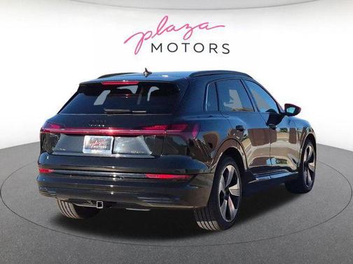 Mythos Black Metallic 2023 Audi e-tron Premium Plus quattro