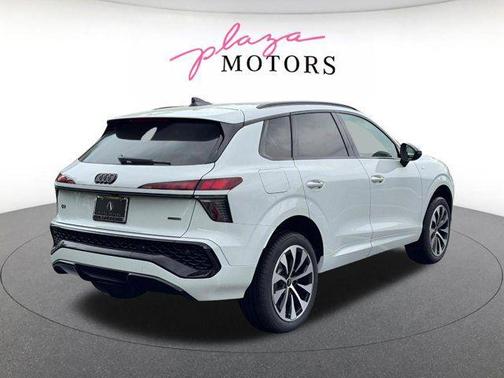Glacier White Metallic 2026 Audi Q3 TFSI quattro S tronic