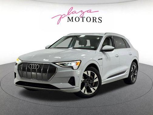 Glacier White Metallic 2023 Audi e-tron Premium Plus quattro