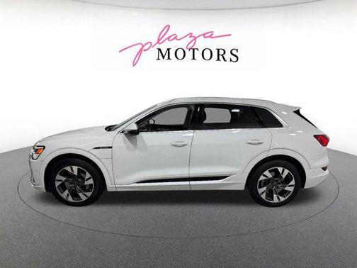 Glacier White Metallic 2023 Audi e-tron Premium Plus quattro