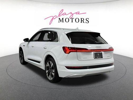 Glacier White Metallic 2023 Audi e-tron Premium Plus quattro