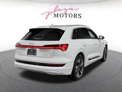 Glacier White Metallic 2023 Audi e-tron Premium Plus quattro