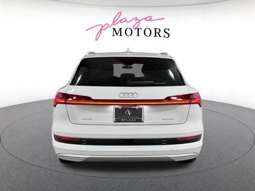 Glacier White Metallic 2023 Audi e-tron Premium Plus quattro