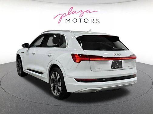 Glacier White Metallic 2023 Audi e-tron Premium Plus quattro