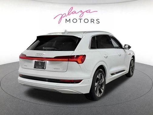 Glacier White Metallic 2023 Audi e-tron Premium Plus quattro