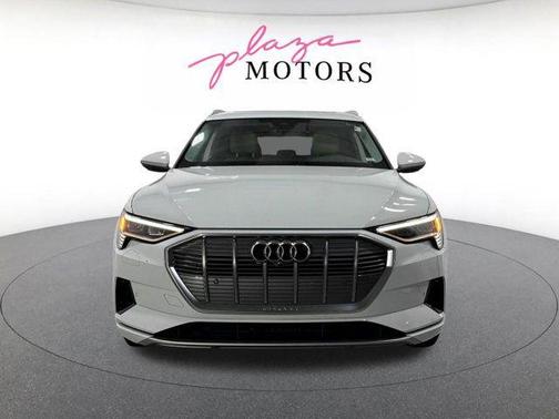 Glacier White Metallic 2023 Audi e-tron Premium Plus quattro