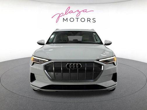 Glacier White Metallic 2023 Audi e-tron Premium Plus quattro