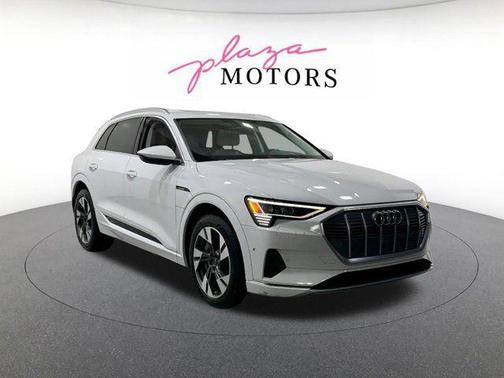 Glacier White Metallic 2023 Audi e-tron Premium Plus quattro