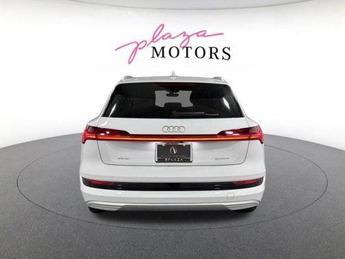 Glacier White Metallic 2023 Audi e-tron Premium Plus quattro