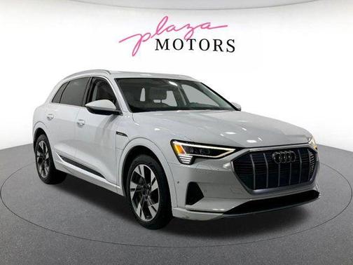 Glacier White Metallic 2023 Audi e-tron Premium Plus quattro