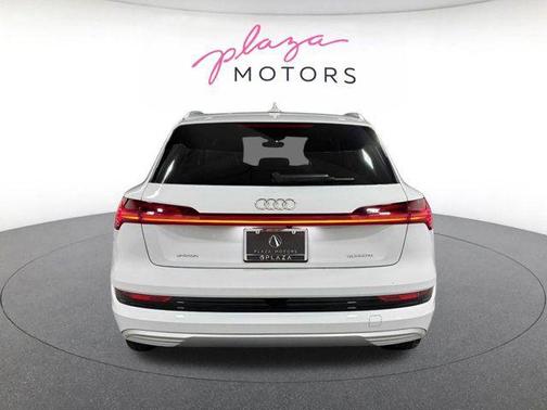 Glacier White Metallic 2023 Audi e-tron Premium Plus quattro