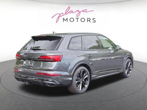 Daytona Gray Pearl Effect 2026 Audi Q7 55 Premium Plus