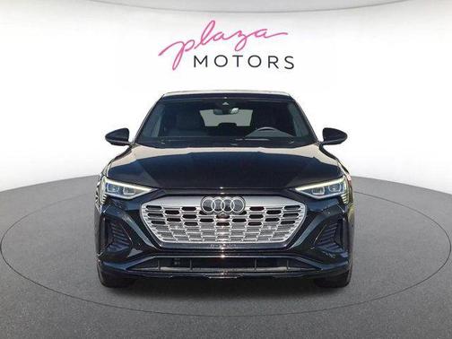 Mythos Black Metallic 2024 Audi Q8 e-tron Premium Plus