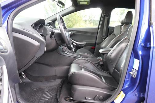 Photo 4 of 44 of 2015 Ford Focus ST Base