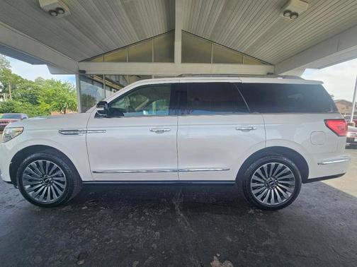 White 2018 Lincoln Navigator Reserve
