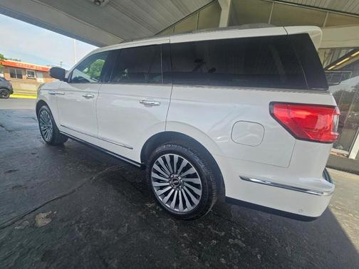 White 2018 Lincoln Navigator Reserve