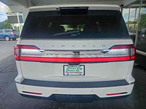 White 2018 Lincoln Navigator Reserve