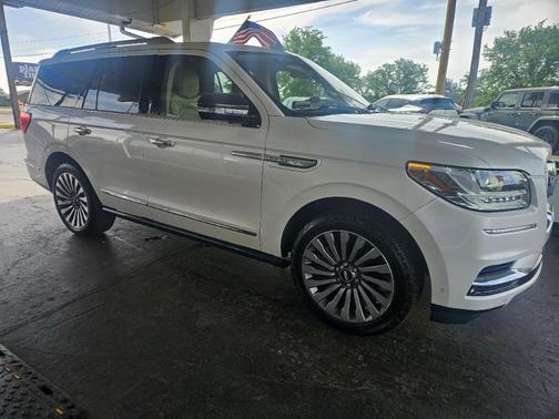 White 2018 Lincoln Navigator Reserve
