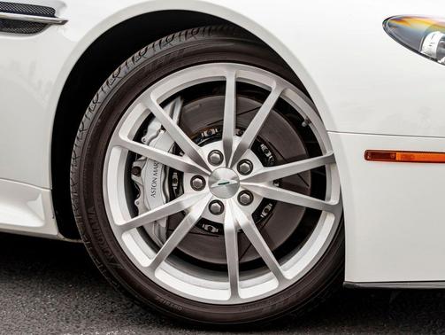 Stratus White 2013 Aston Martin V8 Vantage Base