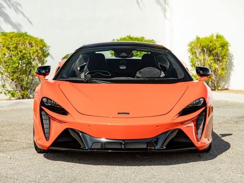 2025 McLaren Artura Performance