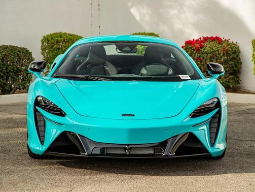 2025 McLaren Artura 