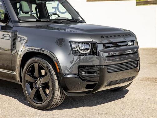 2025 Land Rover Defender 110 P400 X-Dynamic SE