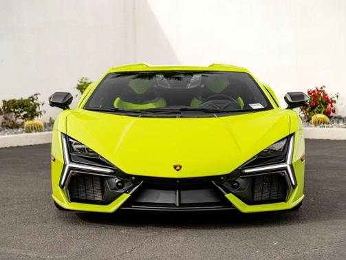 2025 Lamborghini Revuelto 
